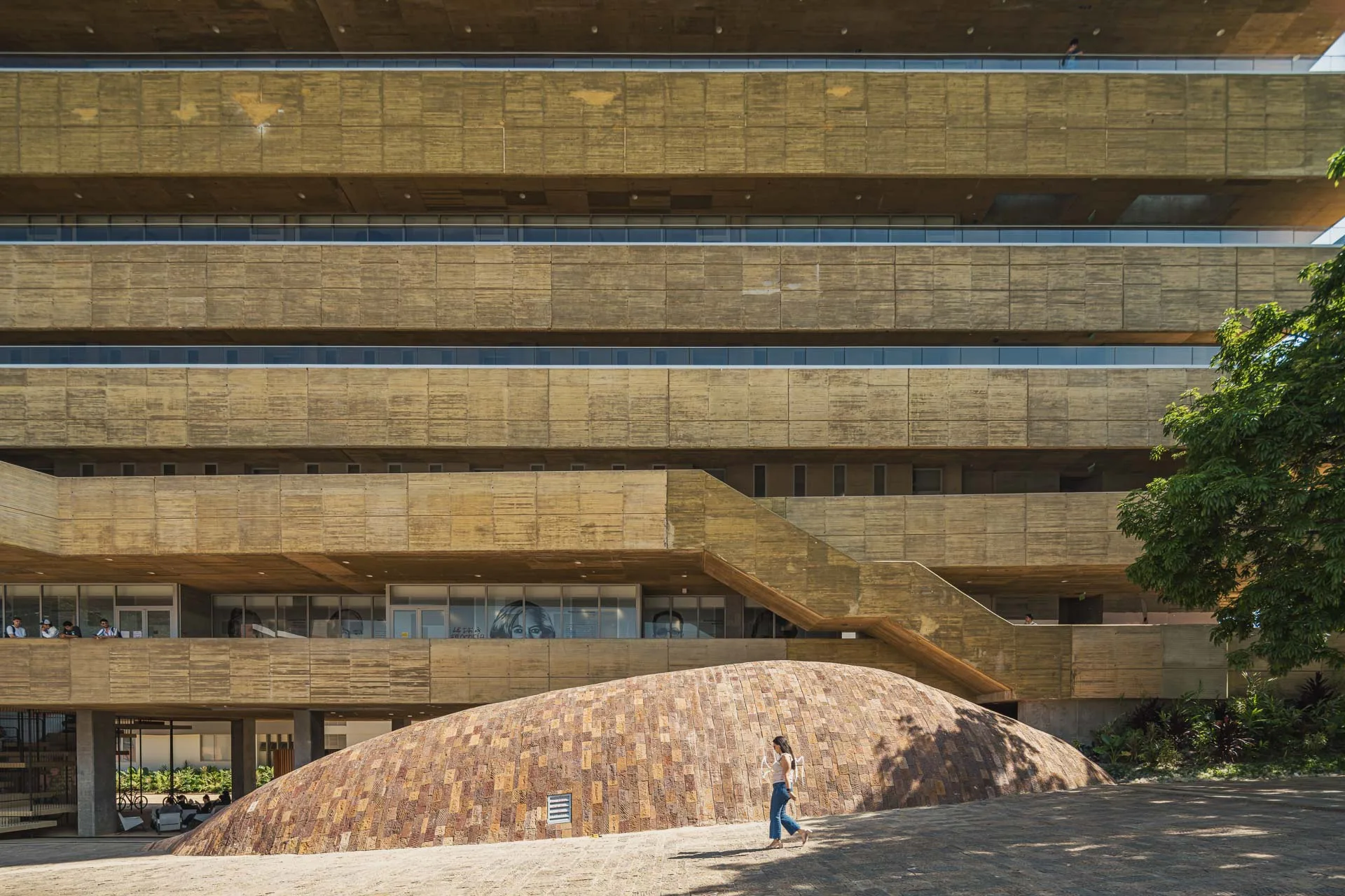 Fachada contemporánea en concreto y celosías del Edificio de Ciencias Sociales UIS en Bucaramanga por tab Bonilla.